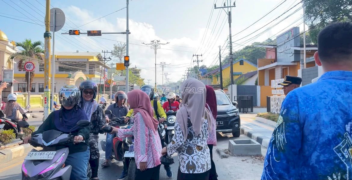 Lapas Kotabaru Berbagi Makanan, Masyarakat Sambut dengan Sukacita