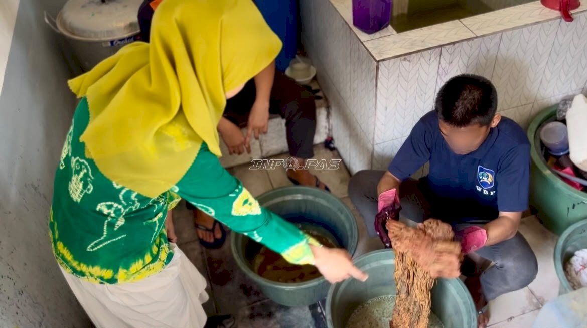 Semarak Hari Batik Nasional, Warga Binaan Lapas Kotabaru Warnai Kain Sasirangan