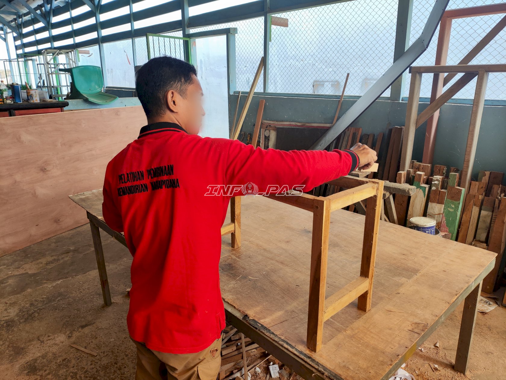 Warga Binaan Lapas Kendari Asah Keterampilan lewat Pembuatan Meja