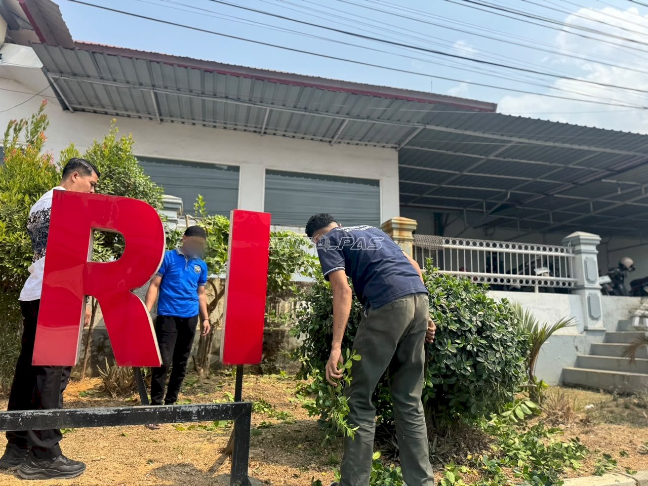 Pegawai dan Warga Binaan Gotong Royong Bersihkan Halaman Rutan Kendari