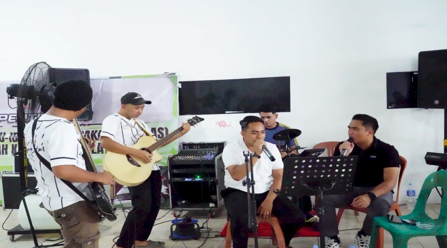 Bersama Petugas, Diamond Band Lapas Narkotika Karang Intan Alunkan Lagu Populer Temani Kunjungan Keluarga