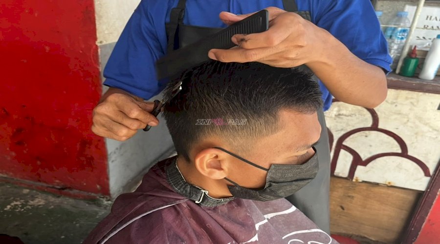 Warga Binaan Rutan Rantau Belajar Mencukur untuk Bekal Masa Depan