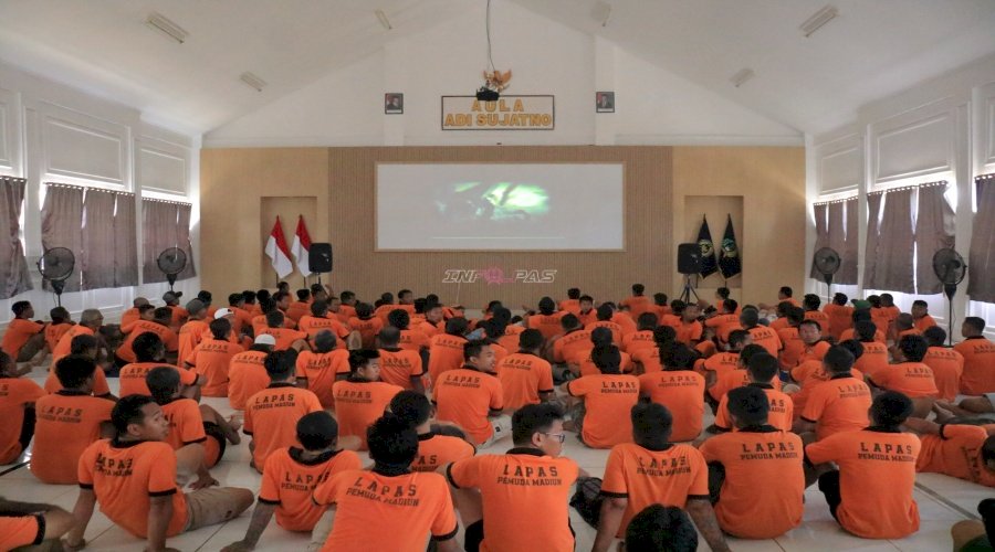Ciptakan Hiburan dan Rekreasi, Lapas Pemuda Madiun Gelar Nonton Bareng Film Bersama Warga Binaan