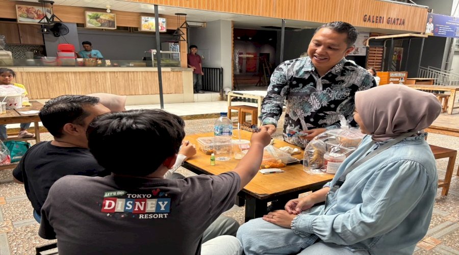 Hangatkan Momen Kunjungan Khusus Anak, Kalapas Kelas I Cipinang Bagikan Makanan Ringan untuk Anak Pengunjung