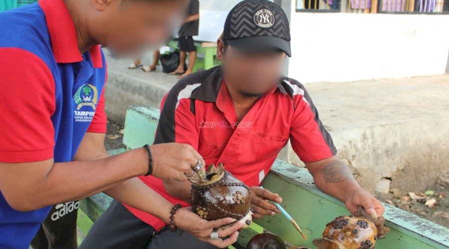 Pesanan Pelindo, Warga Binaan Lapas Banjarmasin Olah Batok Kelapa Jadi Produk Bernilai Ekonomi