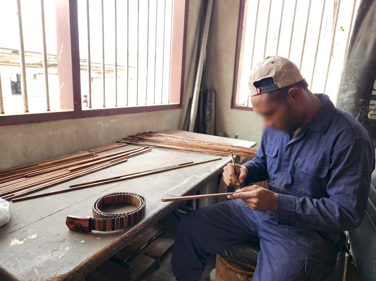 Ikat Pinggang Kayu Eboni Karya Warga Binaan Lapas Tual Kian Diburu Konsumen