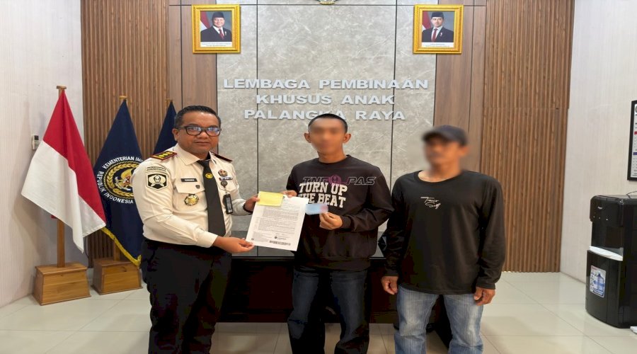 LPKA Palangka Raya Serahkan KTP kepada Anak Binaan sebagai Pemenuhan Hak Administrasi