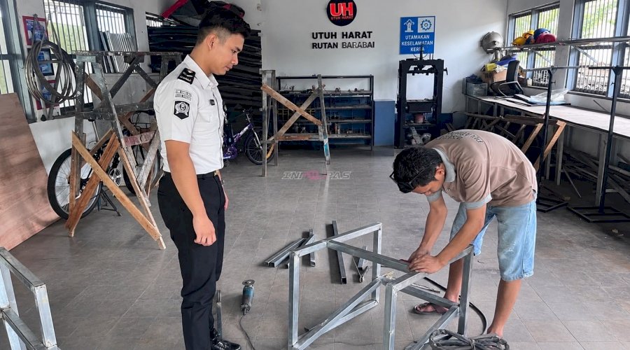 Warga Binaan Rutan Barabai Asah Keterampilan Pengelasan melalui Pembuatan Kursi