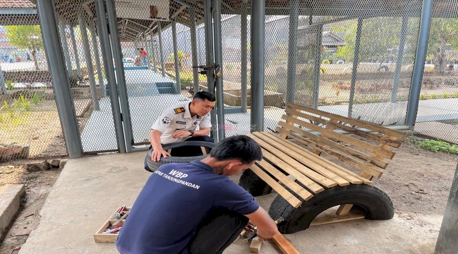 Ban Bekas Naik Kelas, Warga Binaan Lapas Tanjungpandan Produksi Kursi Pesanan Warung Kopi