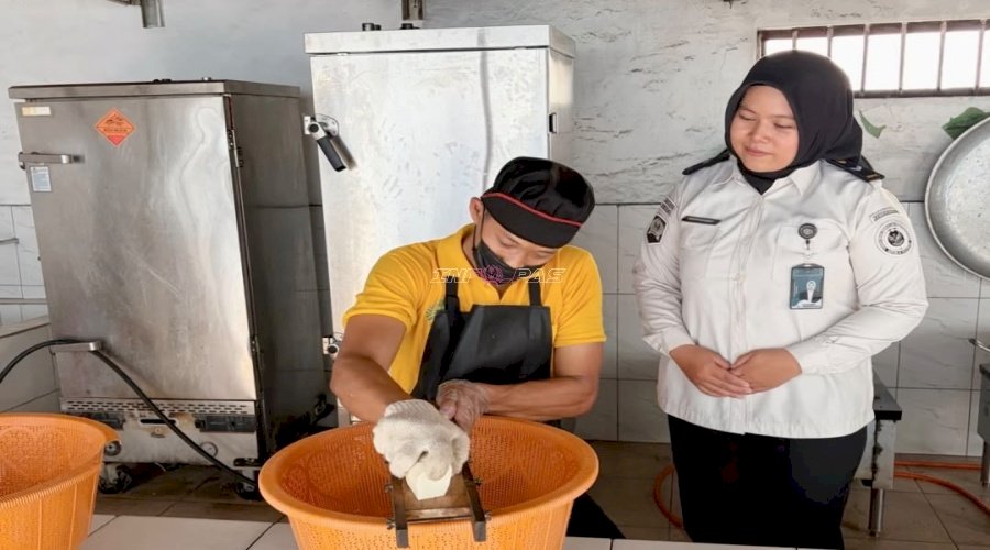 Terus Belajar dan Berkarya, Warga Binaan Rutan Rantau Kembali Produksi Keripik RuRa