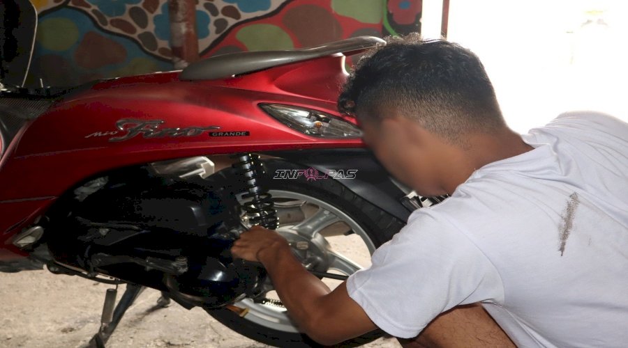 Asah Keterampilan Otomotif, Warga Binaan Lapas Ambon Perbaiki Sepeda Motor