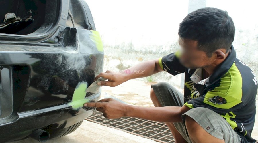 Warga Binaan Lapas Banjarmasin Asah Keterampilan Otomotif melalui Dempul Bodi Mobil