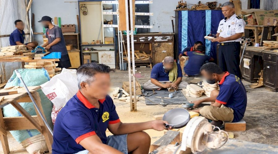 Dari Bengkel Kerja Jadi Bekal Masa Depan, Warga Binaan Lapas Jember Tekuni Keterampilan Mebel