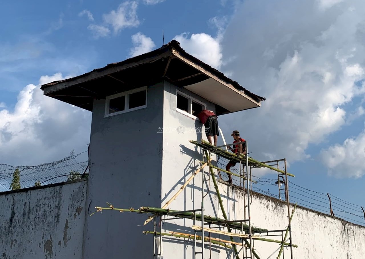 Pos Menara Rusak Berat, Lapas Atambua Libatkan Warga Binaan dalam Perbaikan