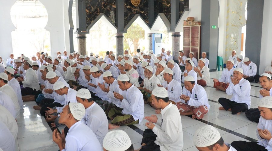 Gema Selawat di Masjid At-Taubah, Warga Binaan Lapas Pemuda Madiun Khusyuk Berdoa