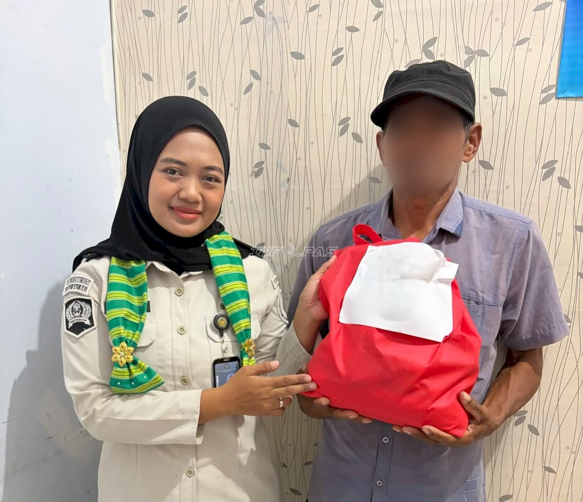 Wujud Kepedulian Sosial, Bapas Baubau Bagikan Paket Sembako kepada Klien yang Membutuhkan