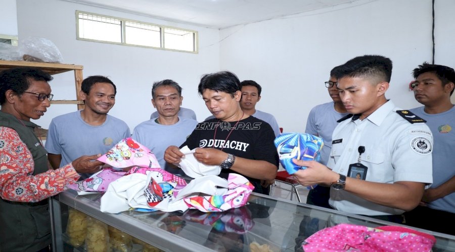 Lapas Mojokerto dan Disperindag Kab. Mojokerto Tinjau Hasil Jahit Custom Helm Warga Binaan