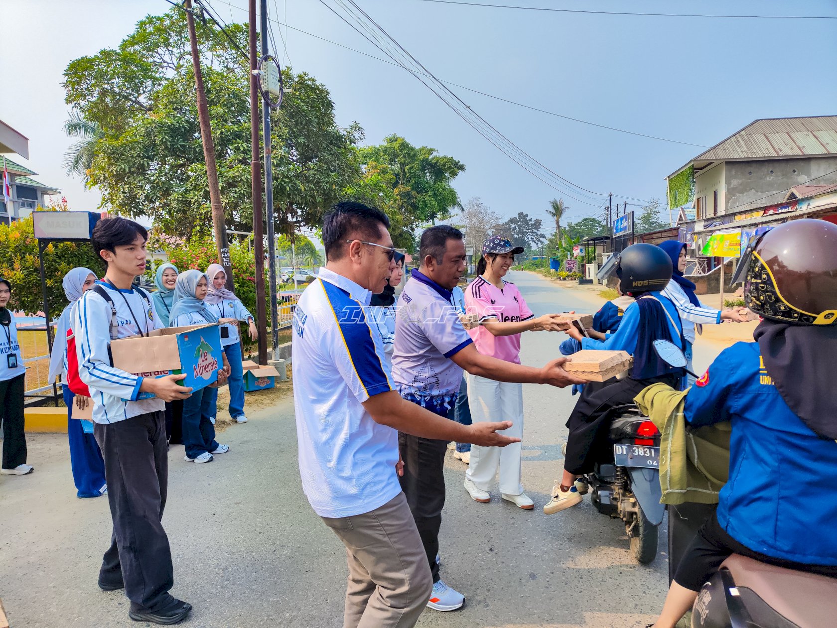 Lapas Kendari Gelar Jumat Berkah, Bagikan Nasi Kotak kepada Warga