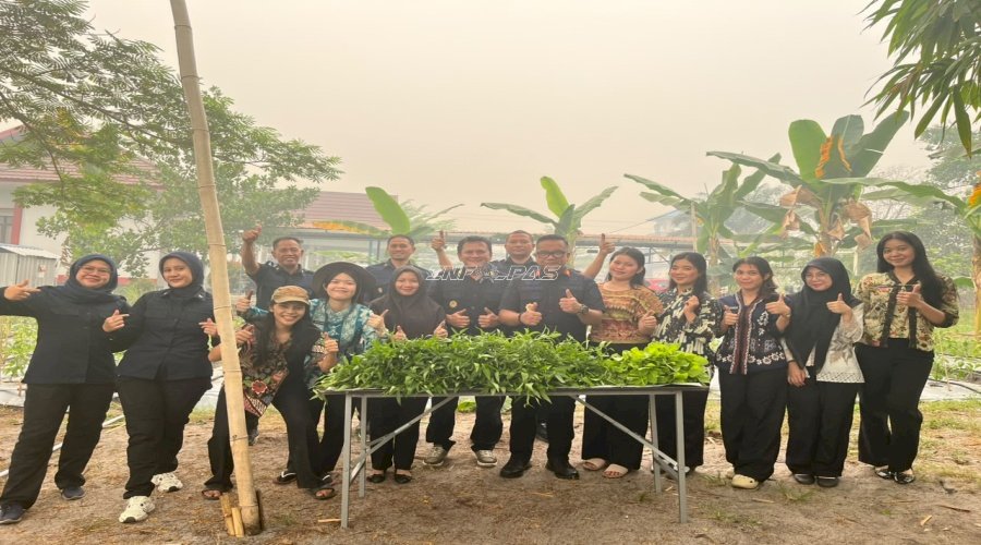 LPKA Palangka Raya Panen Kangkung dan Bayam melalui Program Ketahanan Pangan