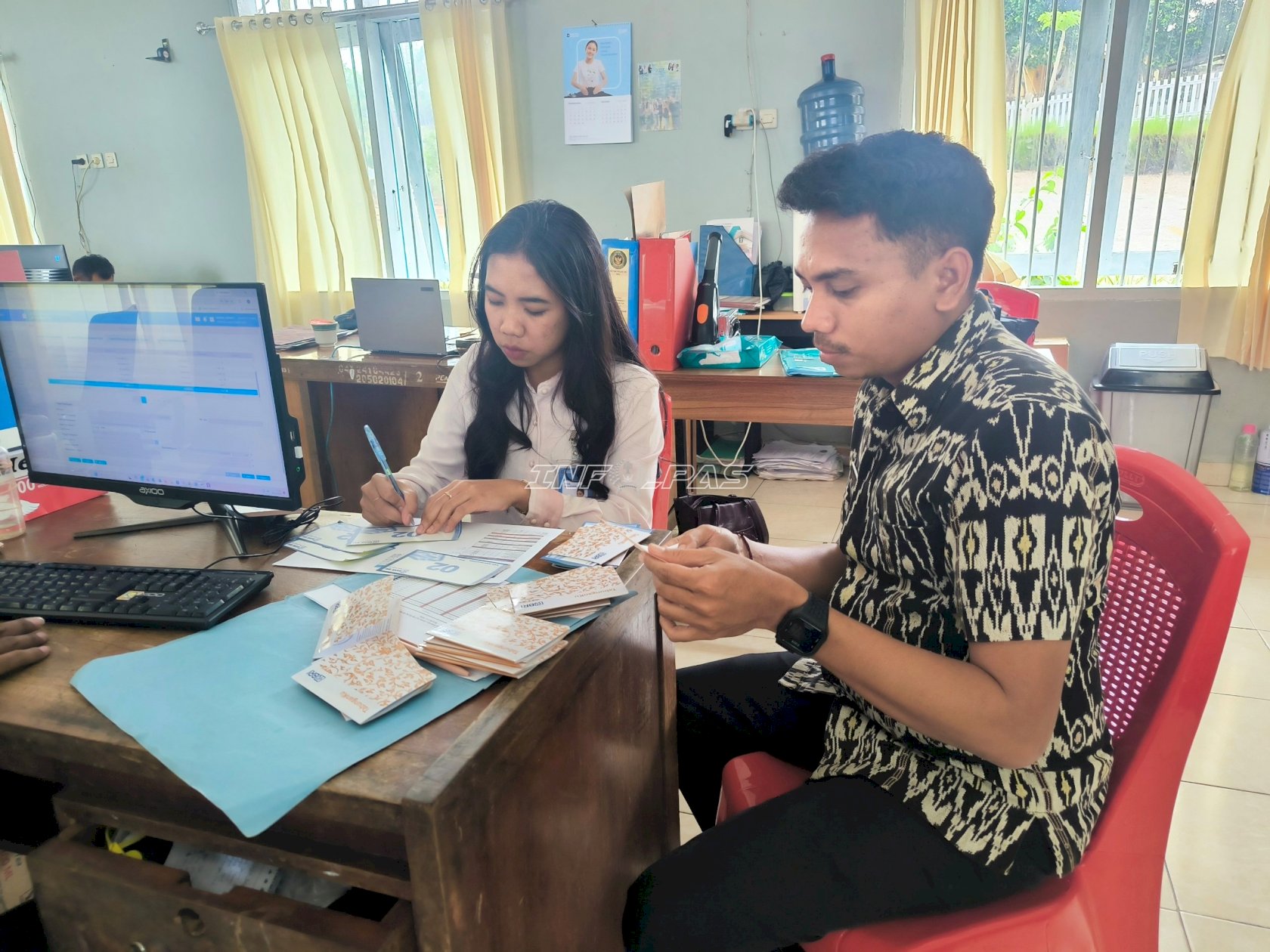Hasil Penjualan UMKM, Rutan SoE Salurkan Premi kepada 12 Warga Binaan