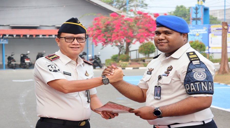 Sematkan Tanda Pangkat Baru, Kalapas Ambon Tegaskan Pentingnya Integritas dan Perjuangan Kerja