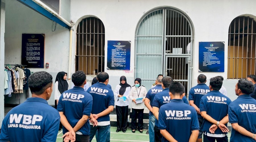 Hadapi Kabut Asap, Lapas Bandanaira Bagikan Masker kepada Warga Binaan