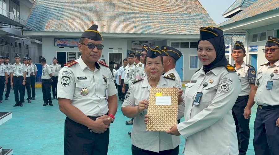 Lapas Tolitoli Sematkan Tanda Pangkat kepada Lima Petugas
