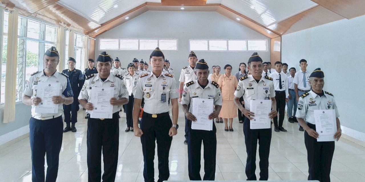 Penyematan Kenaikan Pangkat dan Penghargaan Petugas Teladan, Rutan SoE Perkuat Budaya Kerja