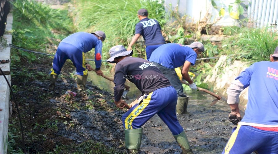 Bakti untuk Masyarakat, Warga Binaan Lapas Kuningan Gotong Royong Bersihkan Lingkungan Masyarakat
