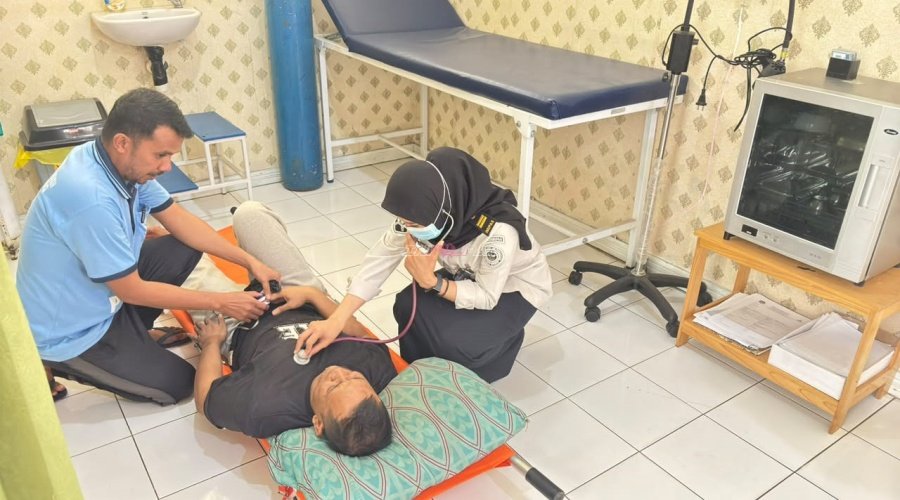 Klinik Lapas Tanjung Respons Keluhan Kesehatan  Warga Binaan melalui Pemeriksaan Medis