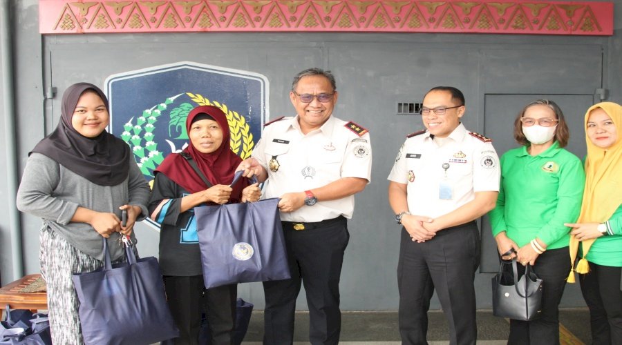 Peduli Dampak Kabut Asap, Kanwil Ditjenpas Sumsel Bagikan 250 Paket Masker dan 20 Paket Sembako