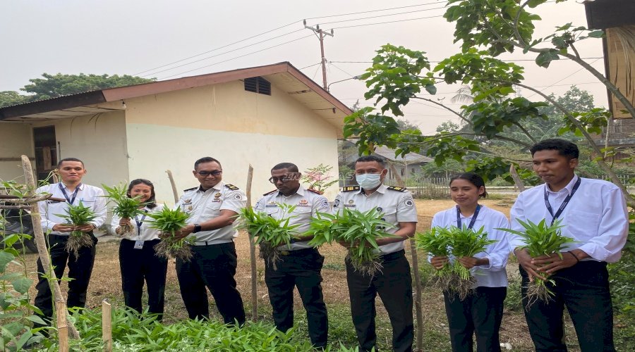 Rutan Masohi Panen Perdana Kangkung dan Kembangkan Uji Coba Pupuk Organik