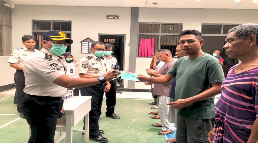 Antisipasi Kabut Asap Karhutla dan Cegah ISPA, Lapas Wahai Bagikan Masker untuk Warga Binaan