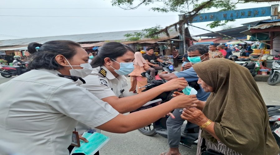 Lapas Perempuan Ambon Turun ke Pasar Waiheru, Bagikan Masker untuk Lindungi Masyarakat