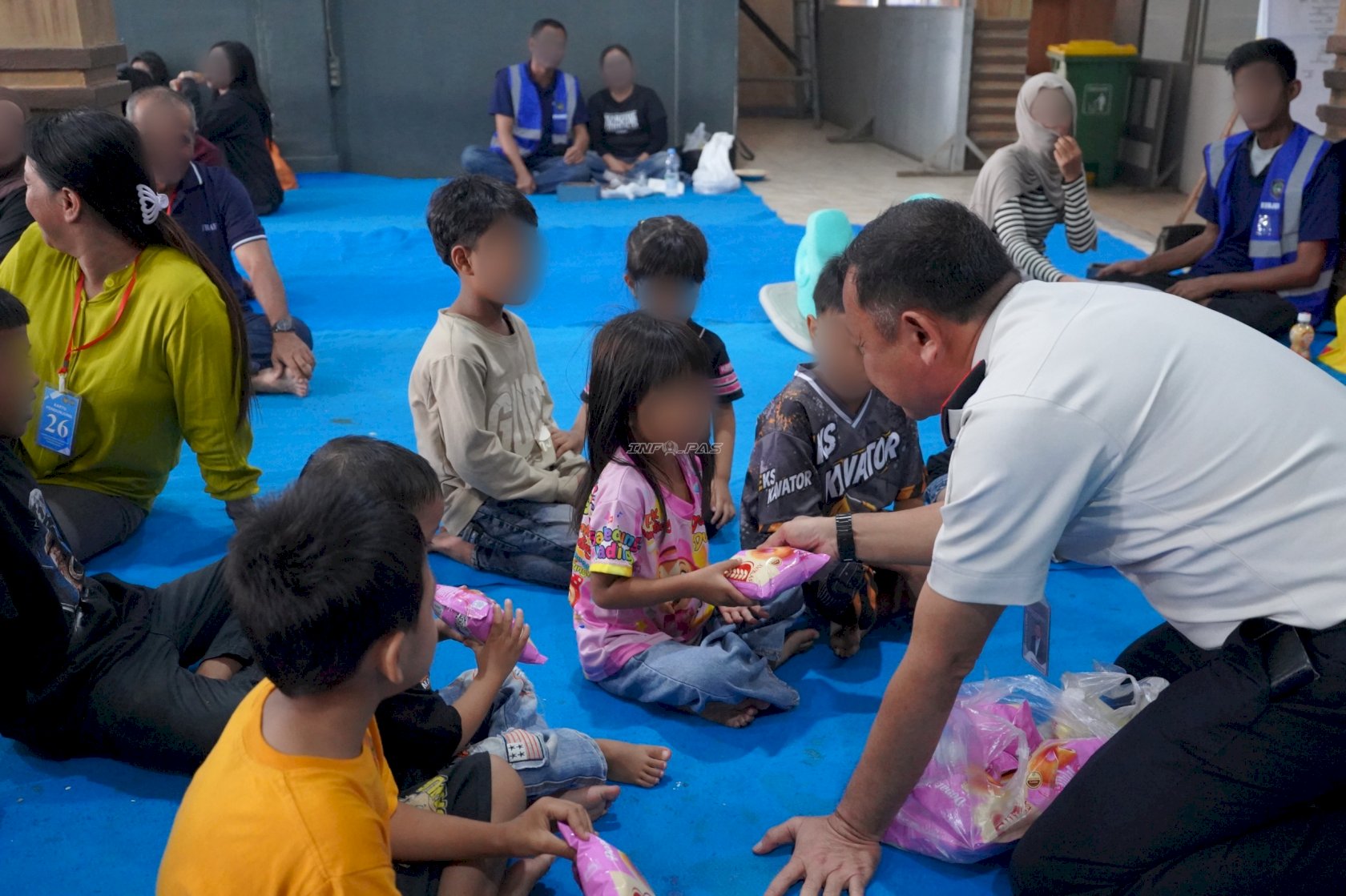 Jaga Ketertiban dan Kenyamanan Kunjungan, Kalapas Narkotika Karang Intan Sapa Keluarga Warga Binaan