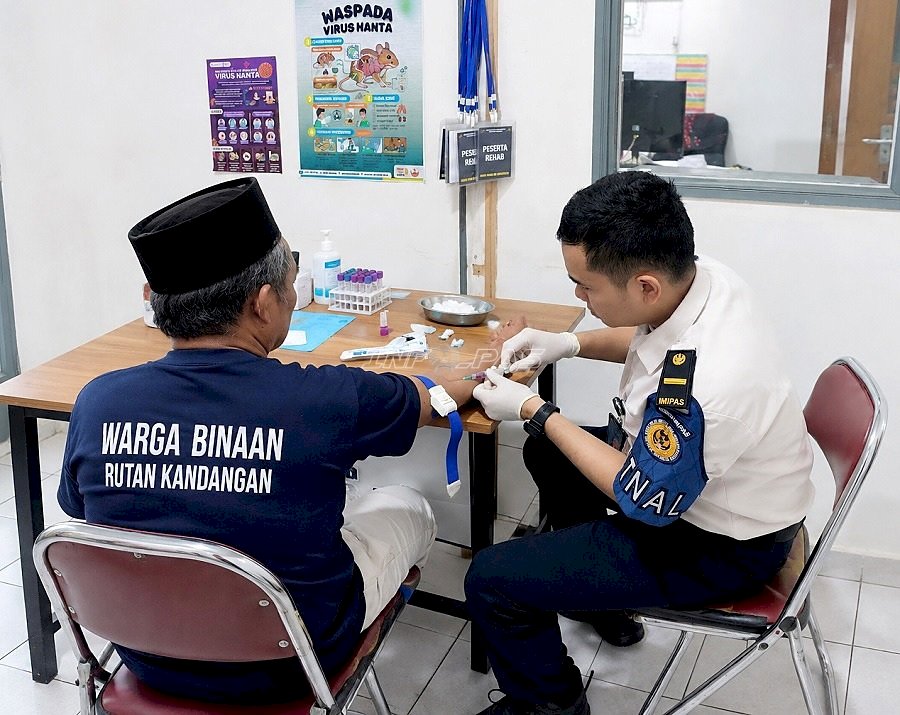 Sigap Respons Keluhan Kesehatan Warga Binaan, Rutan Kandangan Lakukan Pemeriksaan dan Pemasangan Infus