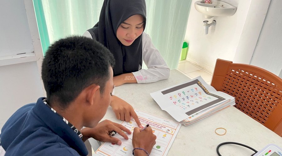Tingkatkan Kemampuan Literasi Dasar, Lapas Bandanaira Kenalkan Abjad kepada Warga Binaan