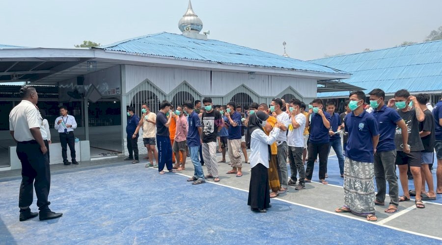 Cegah Dampak Asap Karhutla, Rutan Majene Bagikan Masker kepada Warga Binaan 