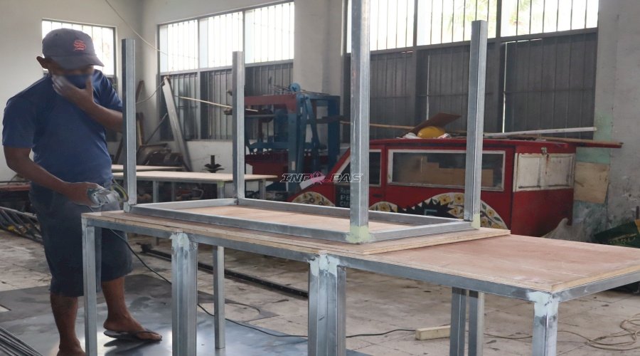 Enam Meja Karya Warga Binaan Siap Lengkapi Fasilitas Kafe Koperasi Konsumen Lapas Ambon