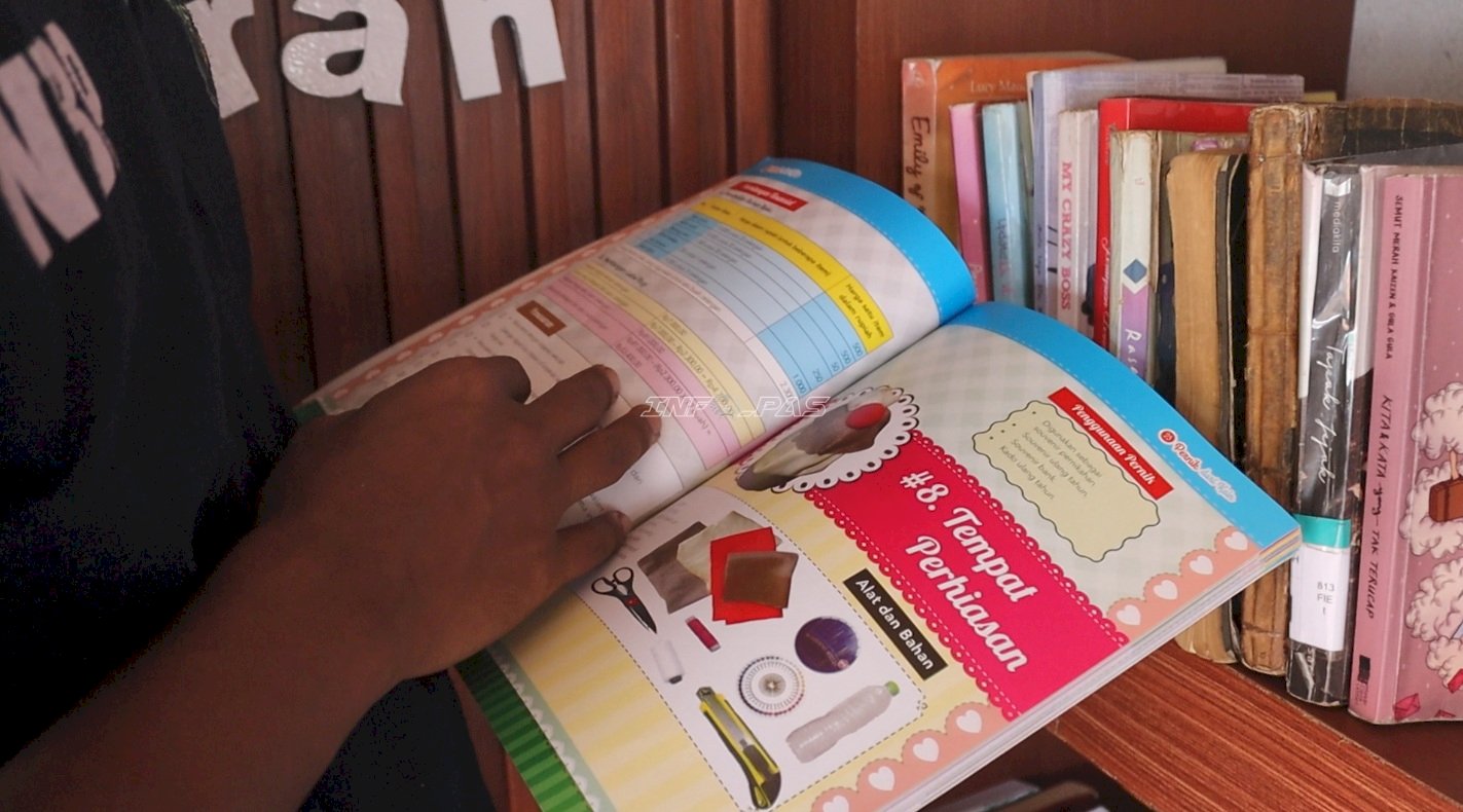 Antusias Baca Buku Pengetahuan Umum, Warga Binaan Manfaatkan Pojok Baca Lapas Batulicin