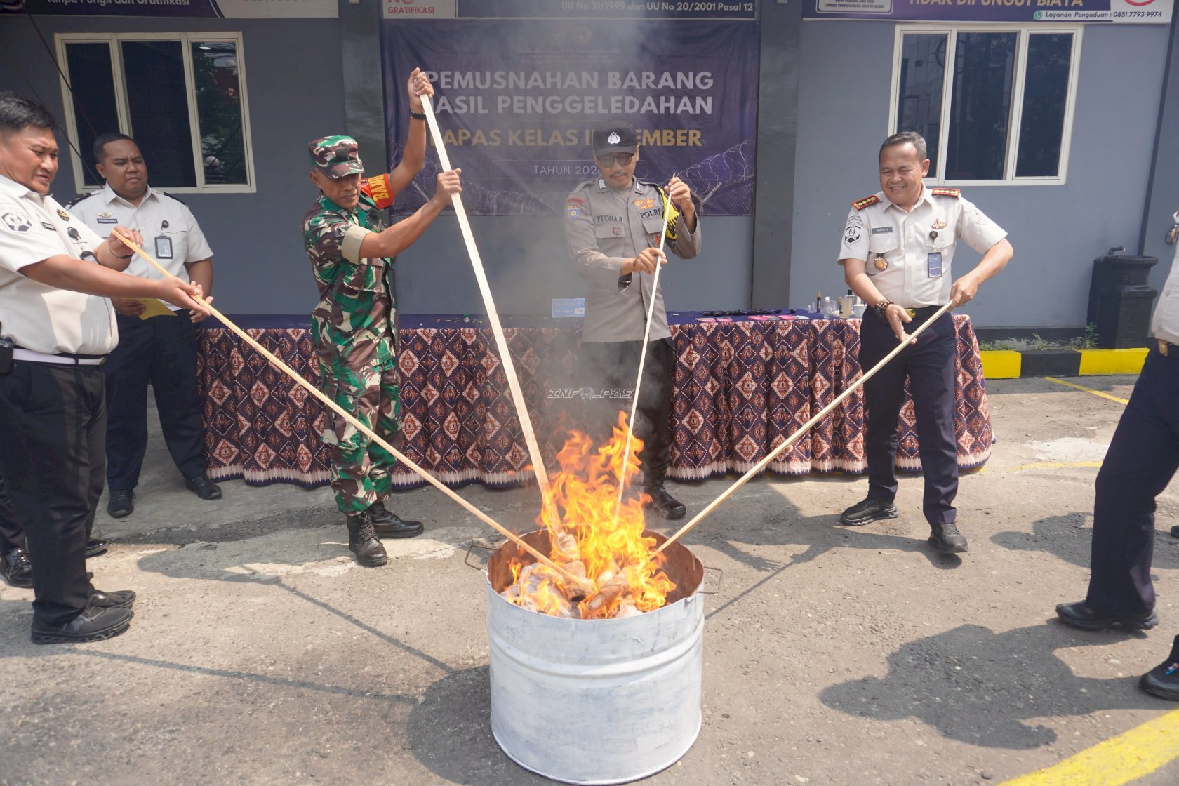 Gandeng TNI-Polri, Lapas Jember Musnahkan Barang Hasil Razia untuk Jaga Keamanan