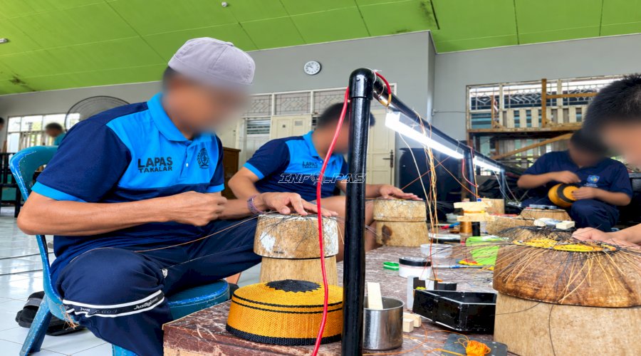 Lapas Takalar Terus Kembangkan Produksi Songkok Anyam