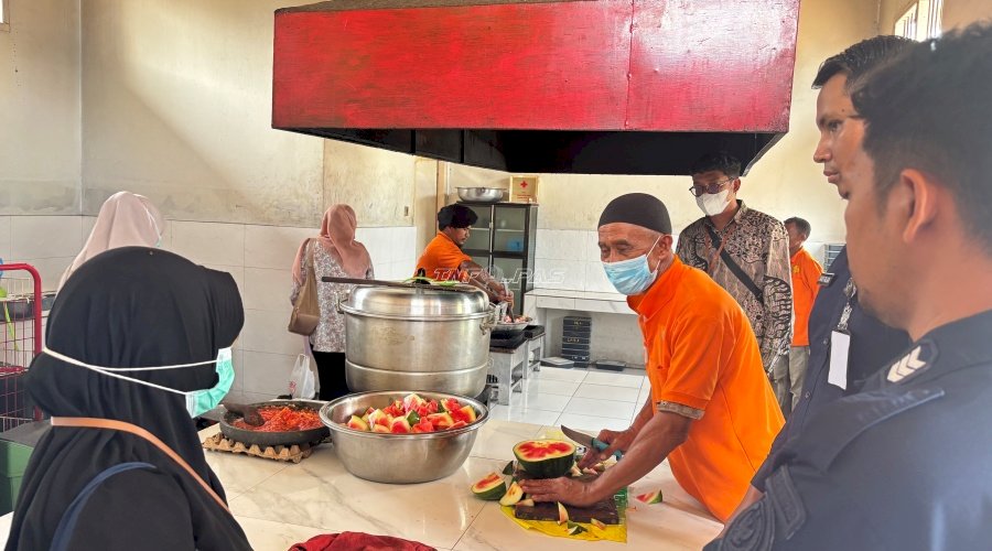 Lapas Namlea Gandeng Dinkes Kab. Buru Lakukan IKL Perpanjangan Sertifikat Laik Hygiene