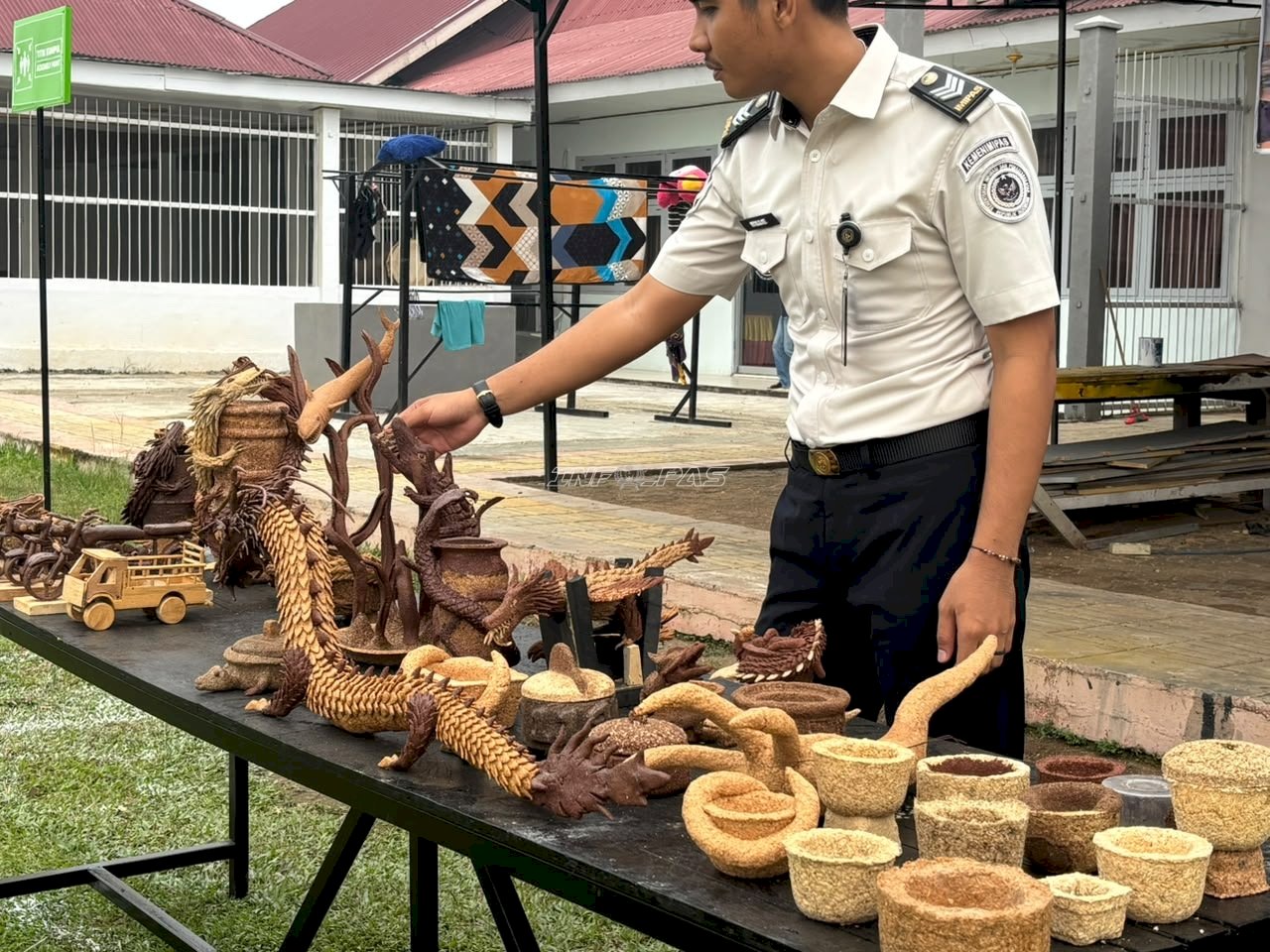 Warga Binaan Lapas Muara Tebo Olah Serbuk KayuJadi Kerajinan Bernilai Seni