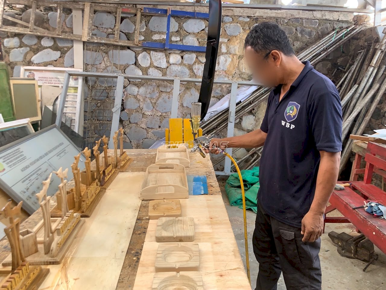 Asah Keterampilan Kerajinan, Warga Binaan Lapas Kotabaru Buat Nampan Kayu 