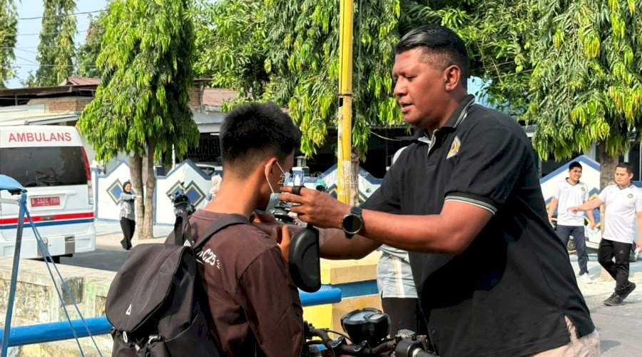 Rutan Majene Bagikan Paket Snack, Vitamin, dan Masker bagi Masyarakat Sekitar