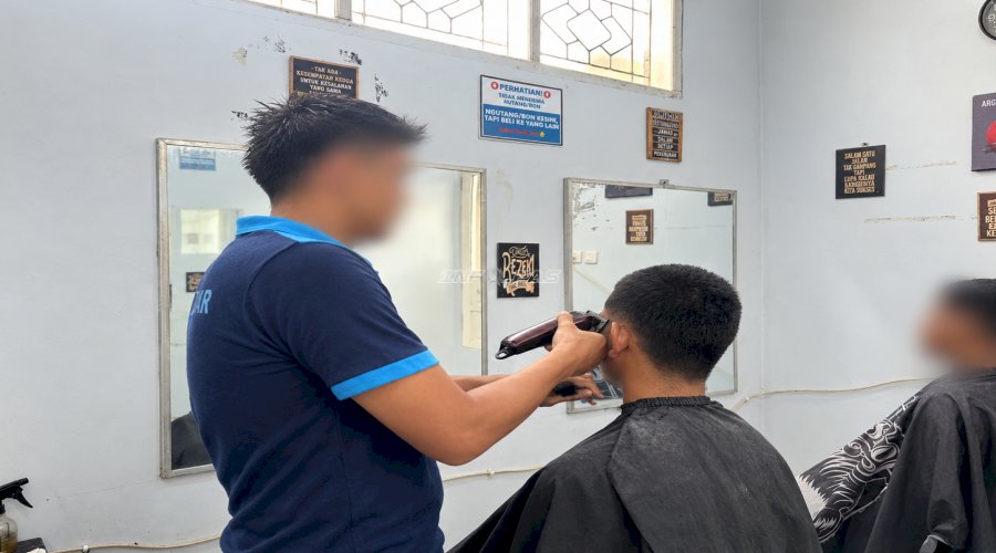Asah Keterampilan Potong Rambut, Warga Binaan Lapas Takalar Siapkan Bekal Kerja