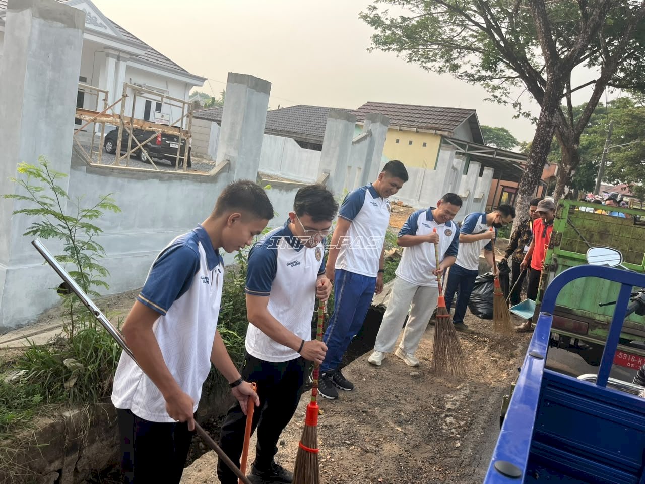Rutan Rantau dan DLH Tapin Gotong Royong Bersihkan Lingkungan