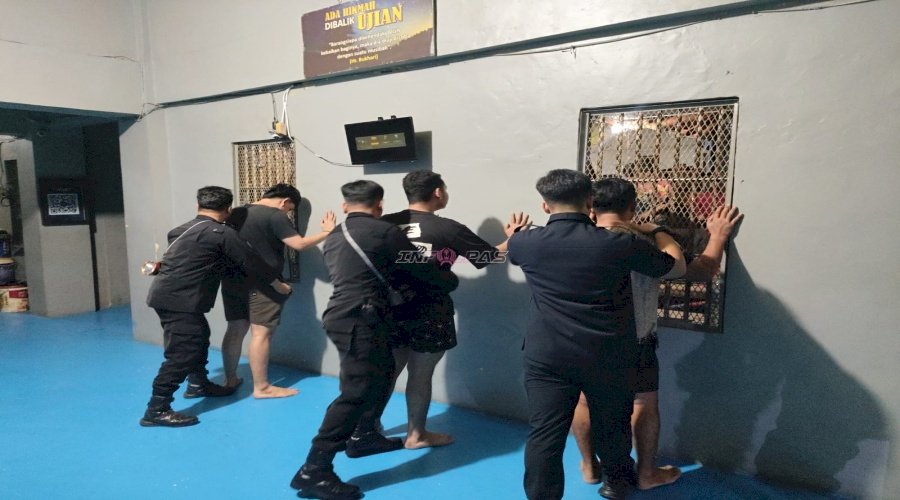 Cegah Gangguan Kamtib, Lapas Narkotika Pangkalpinang Razia Kamar Hunian Warga Binaan