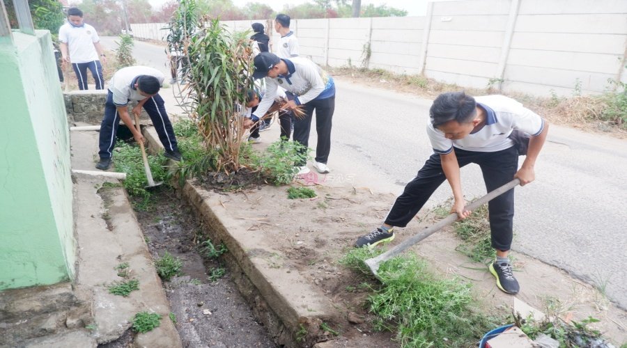 Peduli Kebersihan Lingkungan, Lapas Narkotika Pangkalpinang Gotong Royong Bersihkan Musala Al Amin